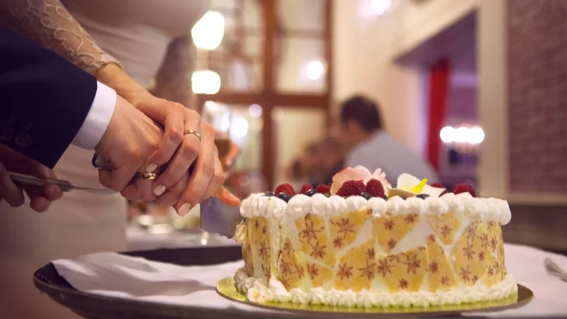 Trendy w dekoracjach tortów weselnych